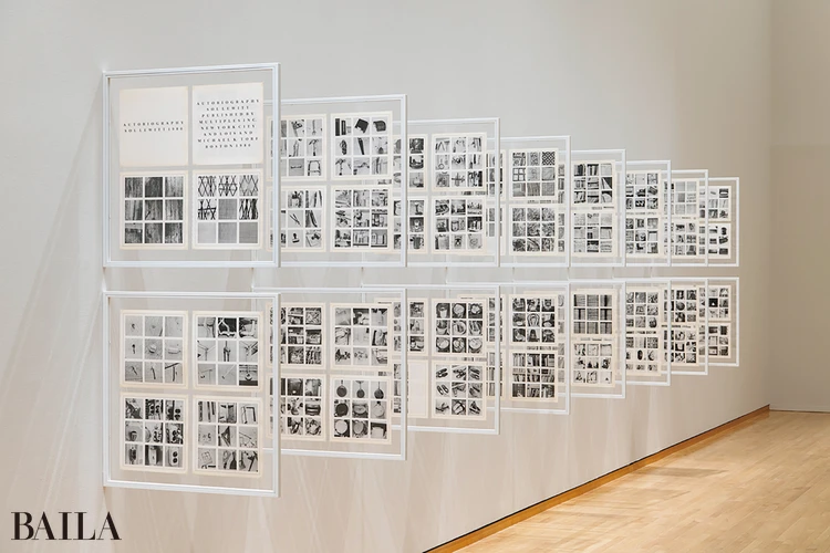 会場風景。1980年刊行のアーティスト・ブック《自伝》