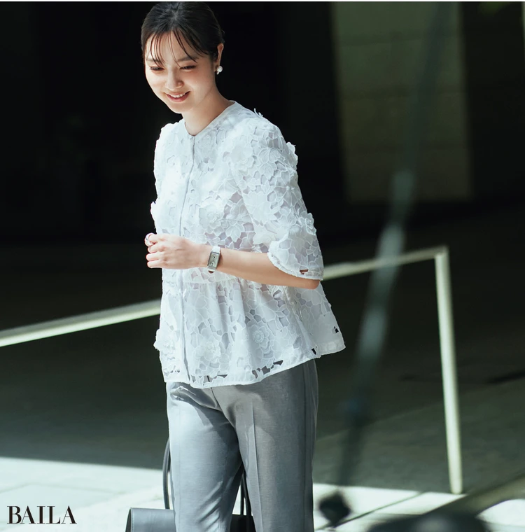 すっきりとしたシルエットが可憐なレースを知的に仕上げる