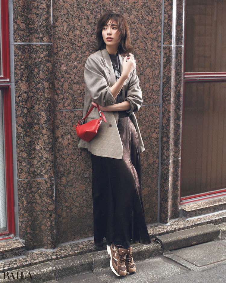 モダンなブラウンスニーカーの決定版。ワントーンでなじませれば仕事シーンにも