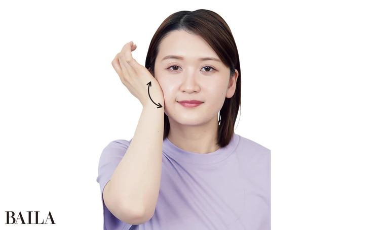 《1》まずは凝りがちな咬筋部分から。手根部でエラ部分に圧をかけながら揺らしこわばりをほぐす。反対も同様に。