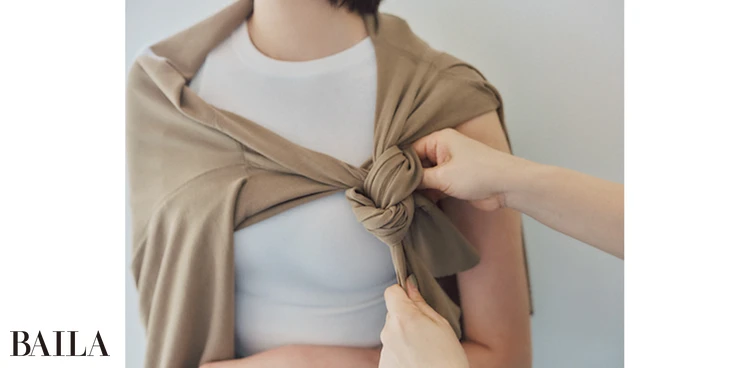 《2》《3》両方の袖をそろえて持ち2本一緒に結ぶ。軽く一回結び