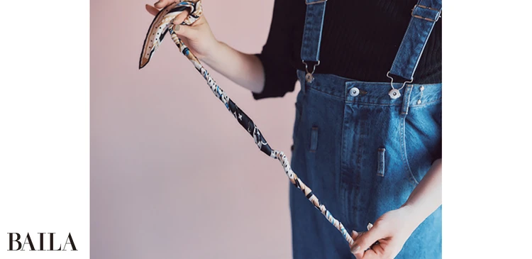 《1》スカーフの端を対角線に持って細くねじる