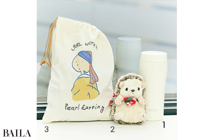 1 タンブラーにほうじ茶を入れて 出社。飲み終えたら紅茶に切り替 えて気分転換。2 海外出張にも必 ず連れていくぬいぐるみ。妹から 10年前に預かり「けぷ」と名付けて いる。3お気に入りの巾着には名 刺、パソコンの充電コード、ハン コなどのお仕事アイテムが。
