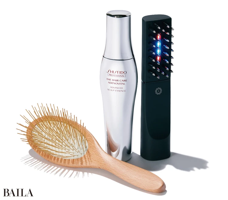 （左から）プレミアム FOX カッサ ウッド ヘアブラシ ￥18480／SNOW FOX SKINCARE　　アデノバイタル アドバンスト スカルプエッセンス（医薬部外品） 180㎖ ￥7700／資生堂プロフェッショナル　エレクトロン デンキバリブラシ® 2.0＋ボディ ￥217800／GM コーポレーション