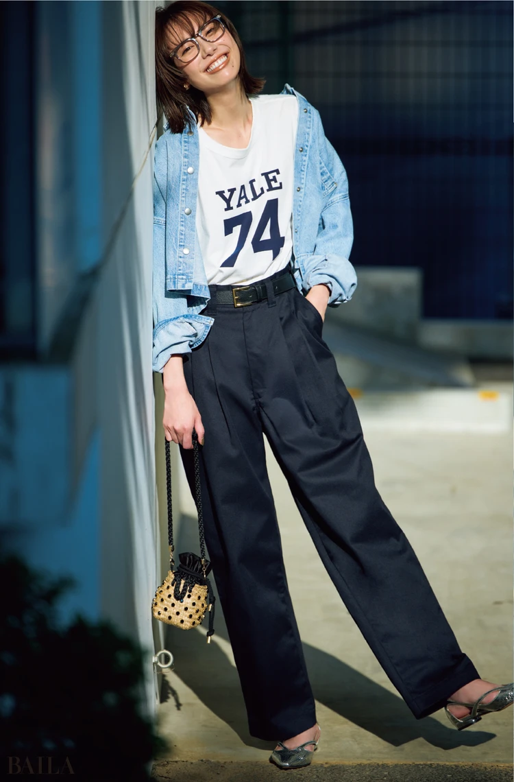 ハリのあるメンズライクなパンツにはときめくキャッチーな仕掛けをひとさじ