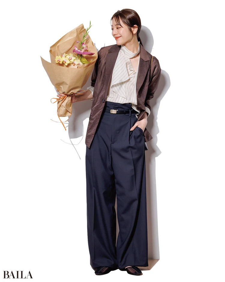 《Day8》ラッフルシャツをハンサムに着こなし退勤後に友菜さんとサシ飲み