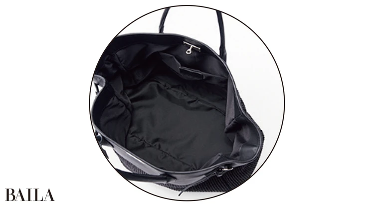 内側は布張りでポケットが１つ