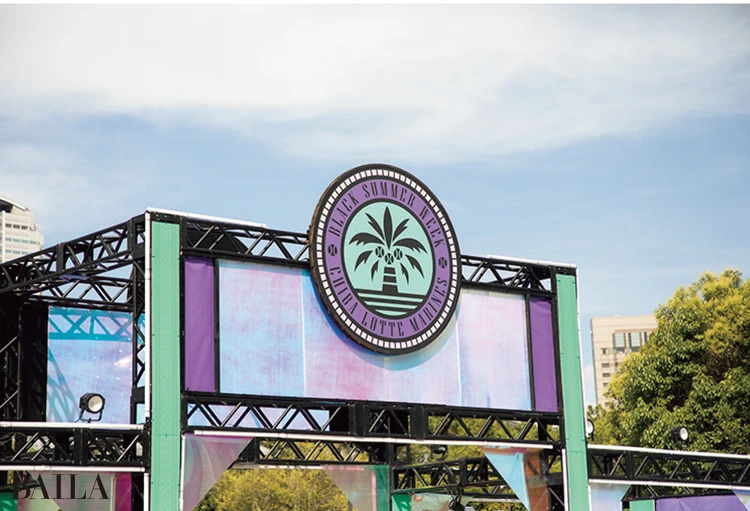 会場はマリーンズカラーのブラックがキーに。ユニホームなどのビジュアルもスタイリッシュ