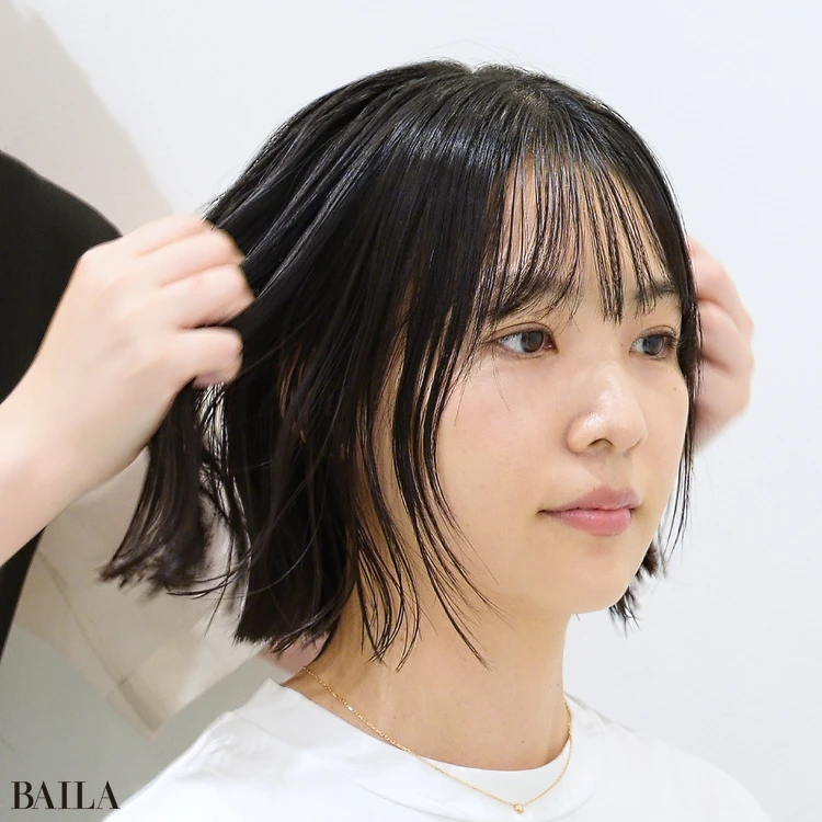 大城琴里さん 表面の髪全体に、手に残ったスタイリング剤が行き渡るよう、ざっくりと手櫛を通してつけていきます。