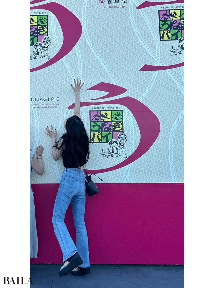 「“後ろ姿がキレイ”とよく言われるようになりました。写真は、細身のフレアージーンズです」(水谷さん)