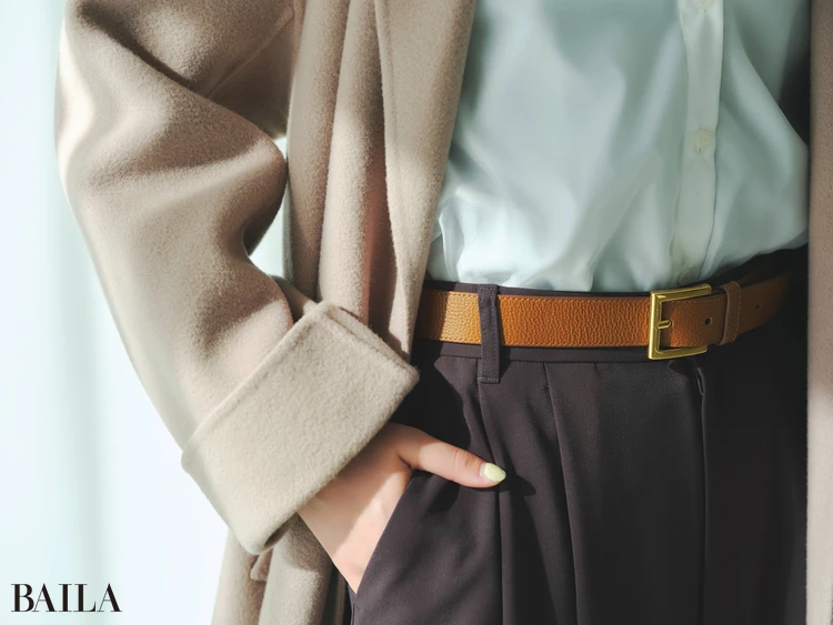 シャツとワイドパンツのコーデに、キャメルのベルトを巻いている寄りカット