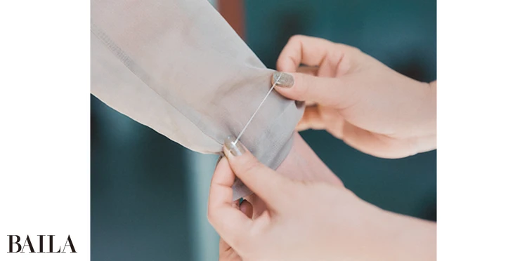 《1》袖口から2～3㎝上のあたりにゴム（できれば透明）を外からかけ、折り返す