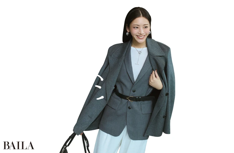 ベルトでウエストマークすれば くびれが生まれキュッと引き締まる!