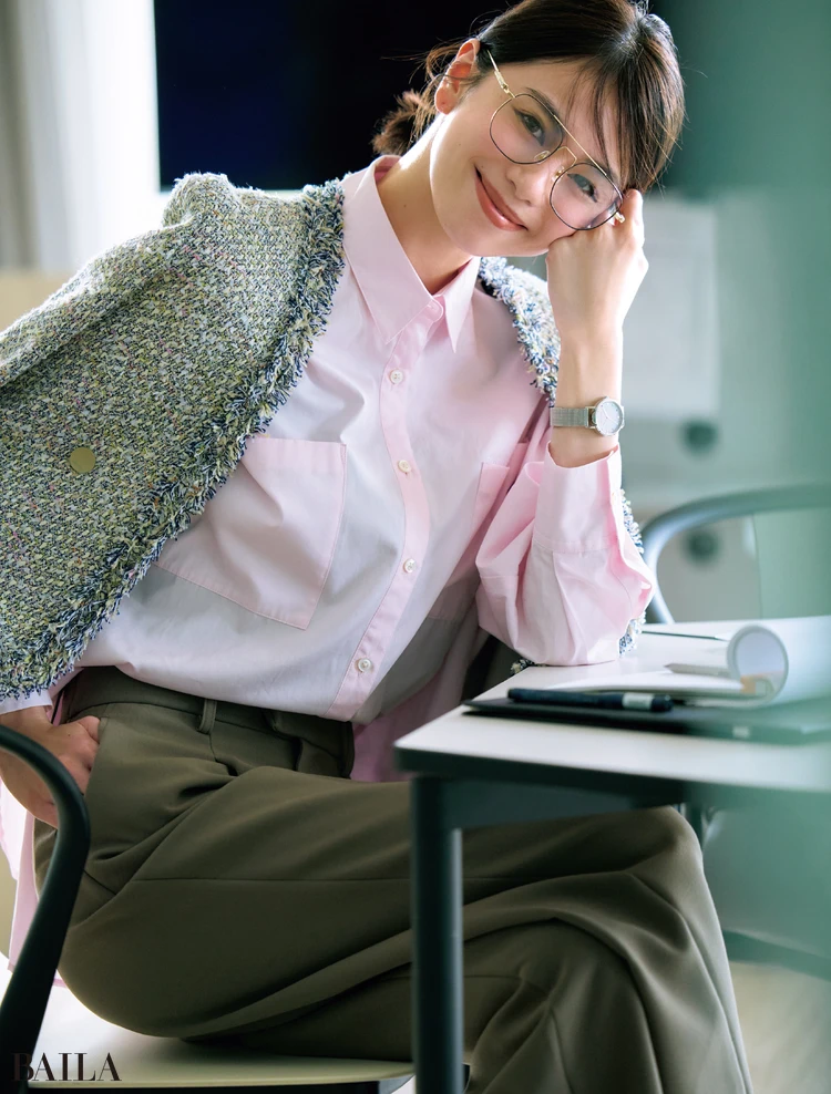 定番の襟つきシャツだからこそ レディなピンクも照れずに着られる