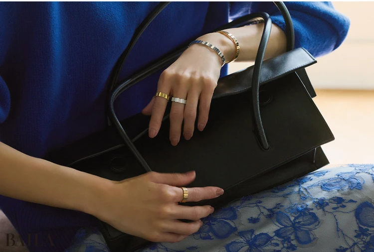 DIORのジュエリーと佐藤晴美の手もと