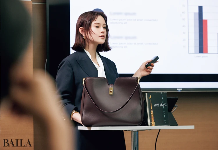 セリーヌ】この秋、自立した女性にふさわしい「ミディアム