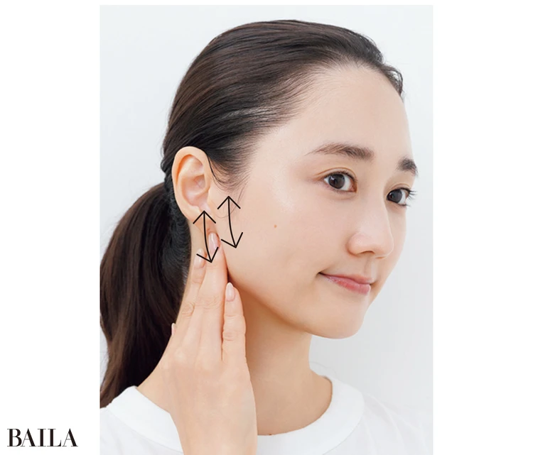 《1》耳下のエラのキワ部分を上下に10秒間マッサージ。