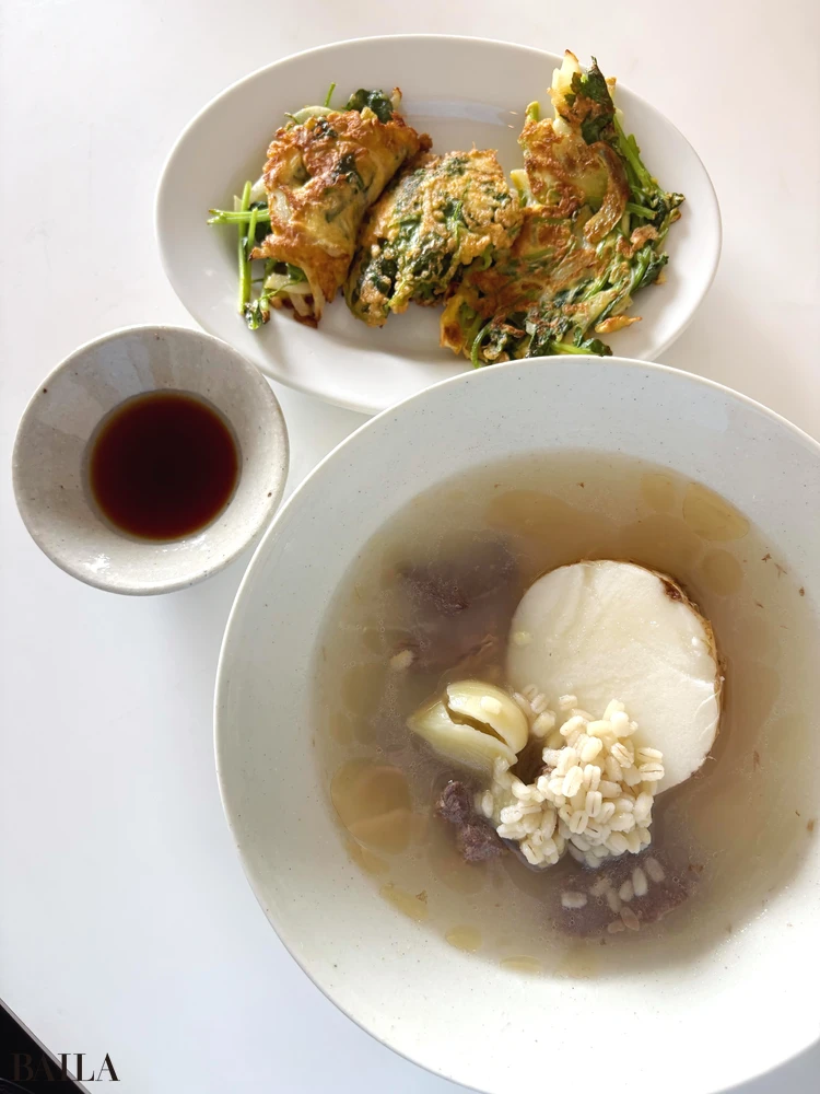 長谷川あかり　長芋ともち麦の牛スープ　副菜　チキンソテーの新玉ねぎとトマトのソース