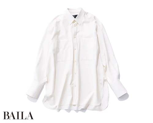 3大胆な胸ポケットのデザインが特徴。シャツ￥47300／カオス丸の内（カオス）