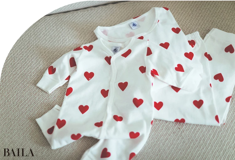 《出産祝いに》PETIT BATEAUのハートプリント長袖パジャマとロンパース