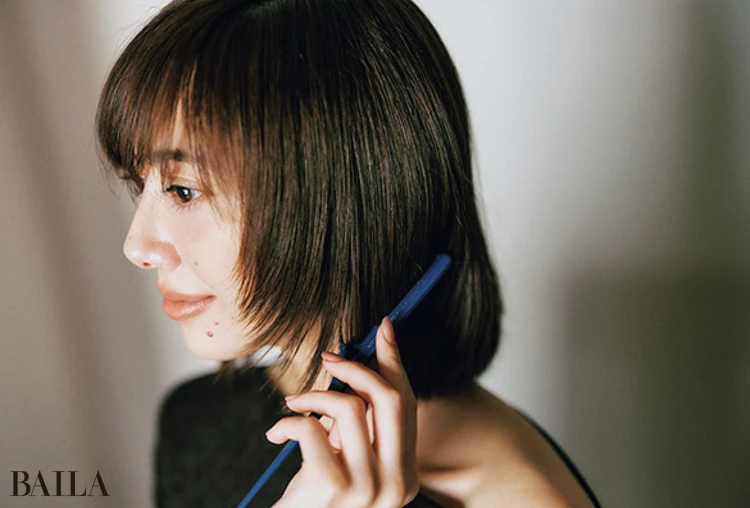 2. コームをまっすぐではなく輪郭に沿わせて通す。ナチュラルなまとまり感があることで、ラフさの中にも洗練が。