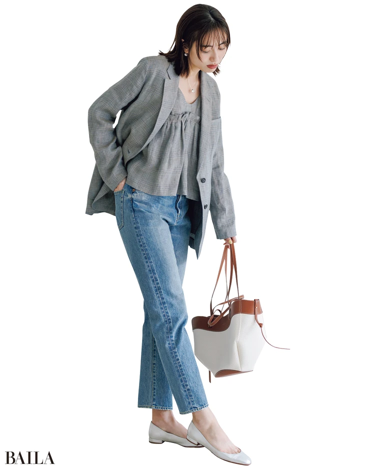 優しい淡色チェックが好印象を呼び込む