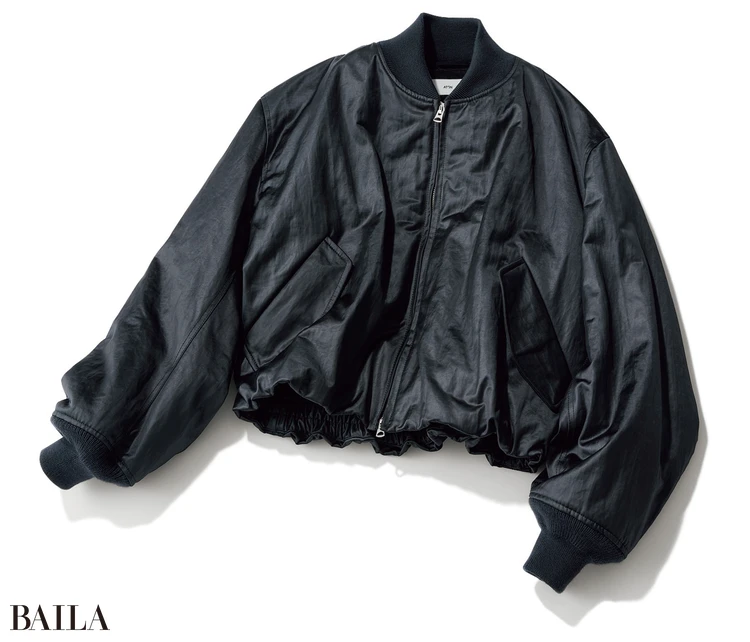 光沢と丸みを意識して ブルゾンも女性らしく