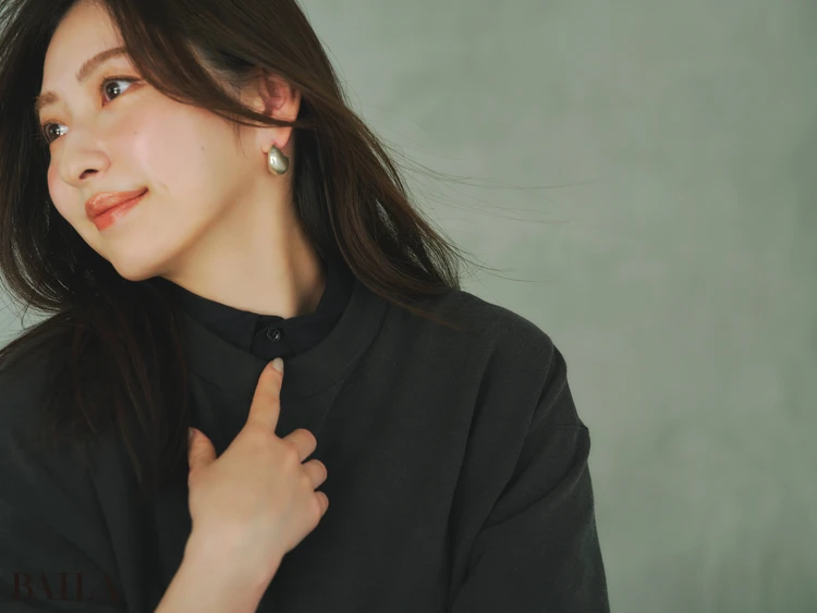 同色のシャツを首もとからのぞかせて