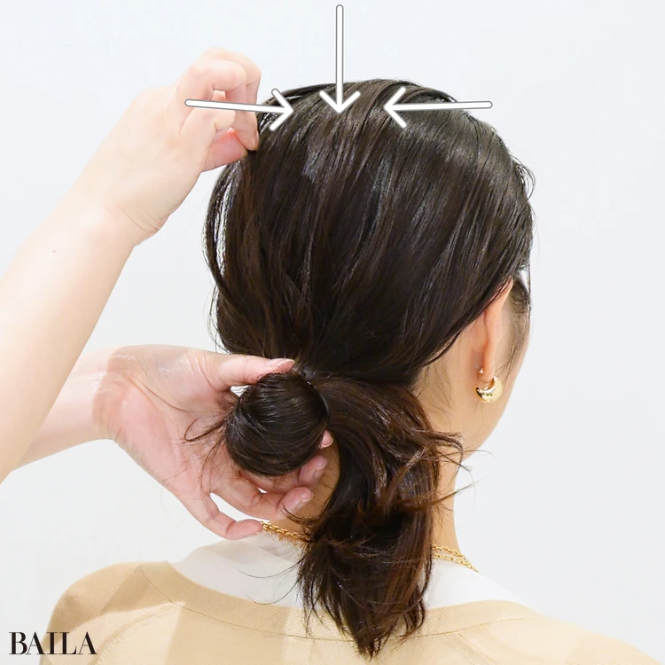 藤川美央さん つむじ近くのラインを、12時、3時、9時の位置をイメージしてつまみ、引き出します。