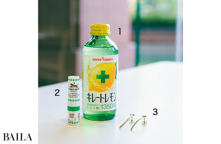 1 スッキリしたいときは「キレート レモン」をチャージ。2 タイ旅行の お土産としてメンバーにも配った アロマスティック。メンソールの スーッとした香りでシャキッ! 3 社内プレゼンや年始めなど「ここ ぞ」の仕事でつけるティファニー のピアスは夫からのプレゼント。