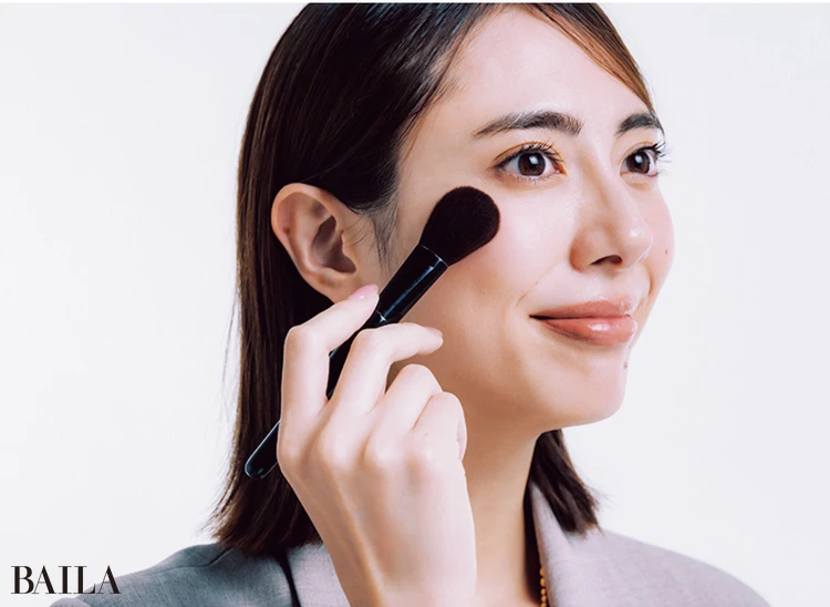 頰の高くなる部分に血色カラーを