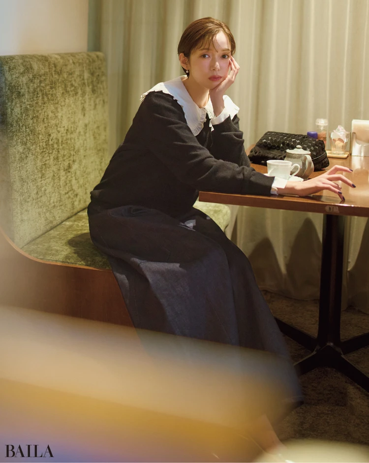 大きなフリル襟に甘さは一任し色とデニムでカジュアルに転ばせて