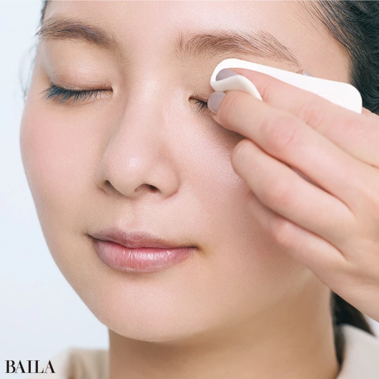 《3》プレストパウダーでまぶたの油分を抑える