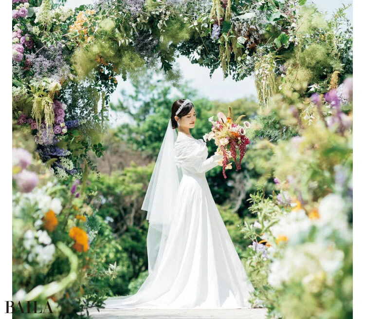 こだわりの装花に囲まれた祭壇に映える、ロングスリーブの上品な一着。(金光みり愛さん・30歳・ファッションデザイナー)