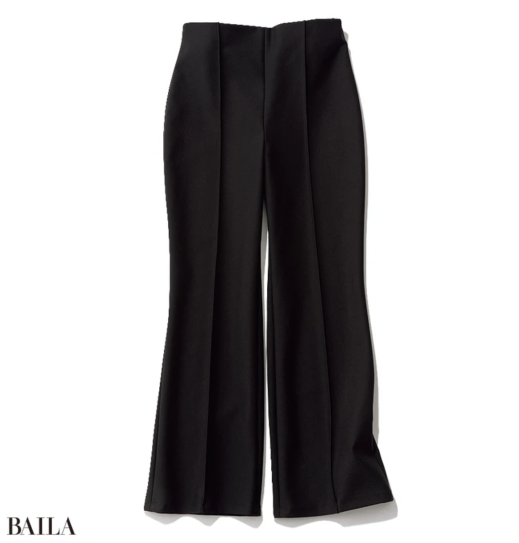 伸びやかな生地が抜群の動きや すさに貢献。フレアラインがスタイルア ップ効果も。パンツ￥18700／ルーニィ