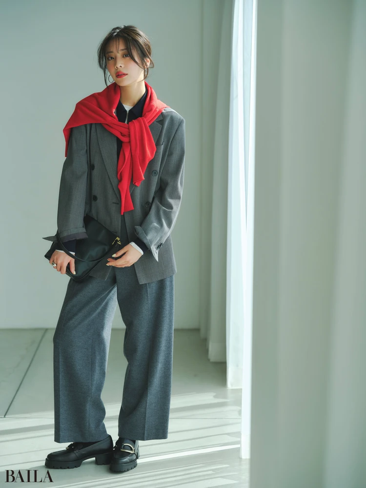 モデル貴島明日香が華やぎトラッド派のジャケットをコーデを着ている