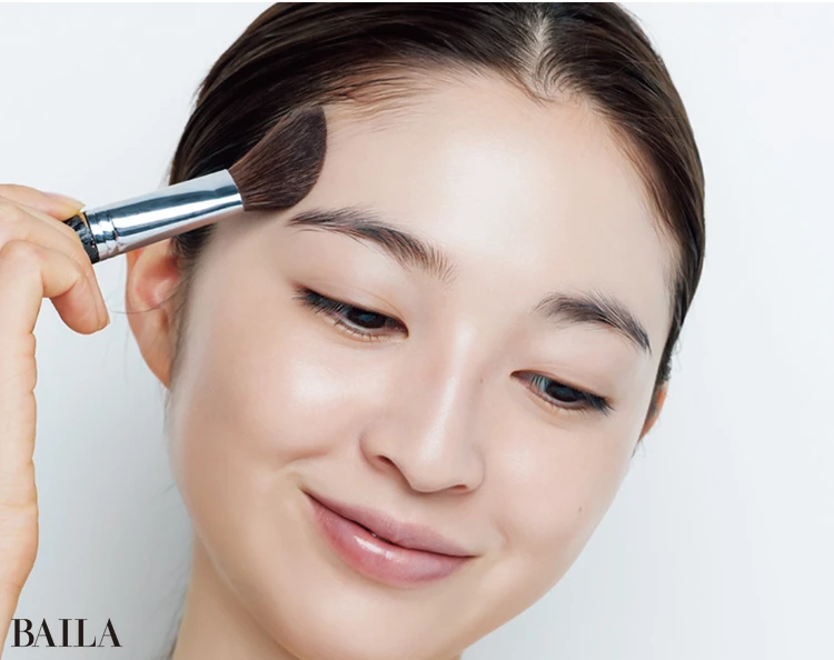 《7》プレストタイプのパウダーを顔全体にうっすら広げる