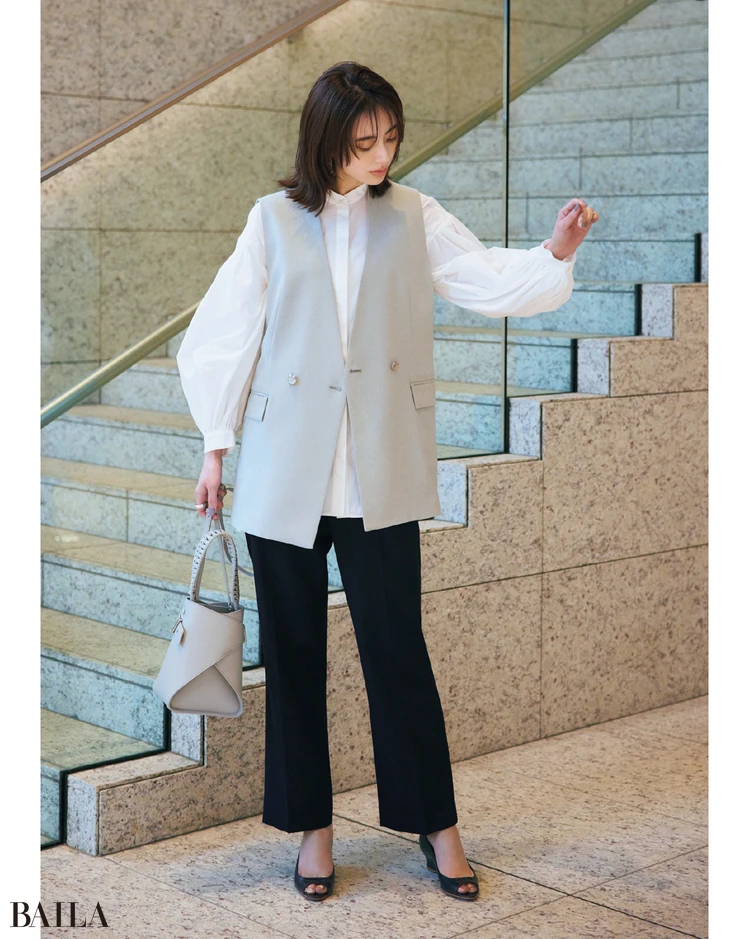 スーツスクエア「WHITE（ホワイト）」のノーカラージレ