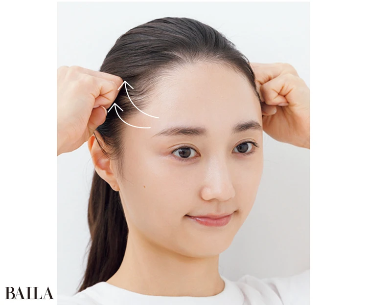 《2》側頭筋から後ろへと引き上げ、10秒キープ。この流れを×5回。