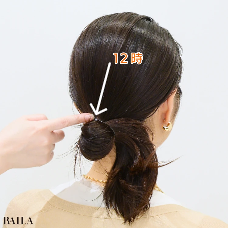 藤川美央さんさん トップは後ろに持ち上げて、手に残ったスタイリング剤を軽くつけます。