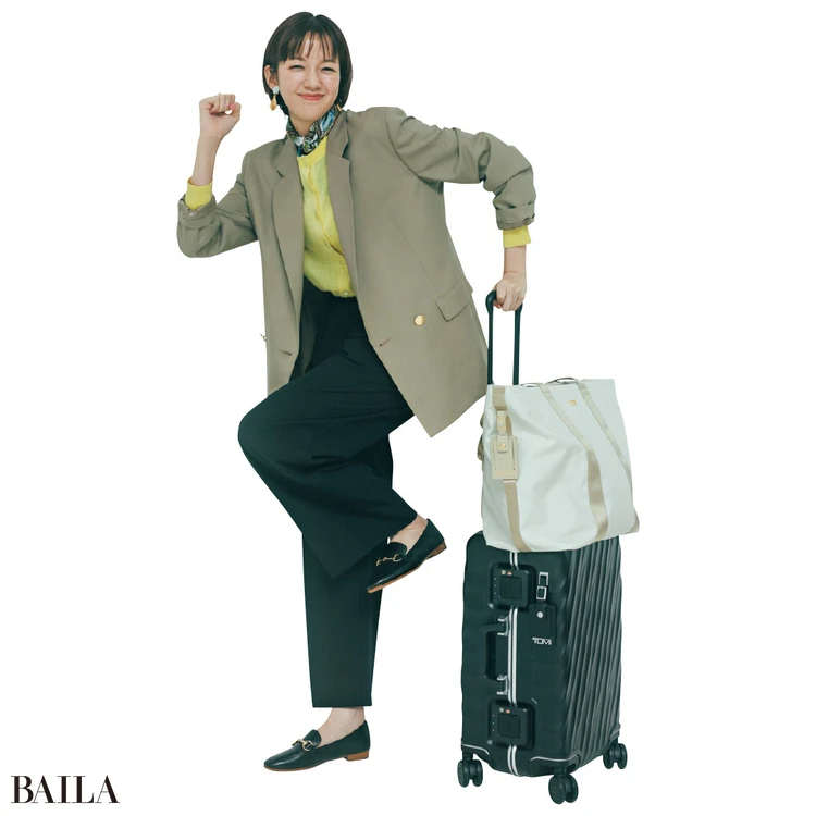 /快適で美シルエットなテックパンツが頼れる【BAILA今日のコーデ】