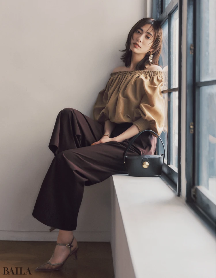 キャメルの可愛げを引き立てつつヘルシーで大人な肌見せをかなえる