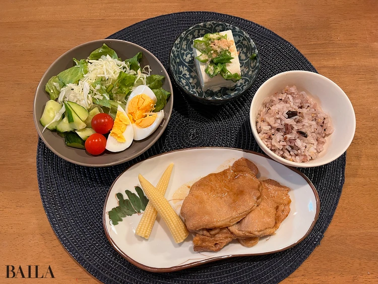 「最近の食事メニューは、生姜焼き、サラダ、豆腐、十五穀米 など。ボリュームはあるけれど、ヘルシーかつたんぱく質はしっかり摂れる内容です」(三間さん)