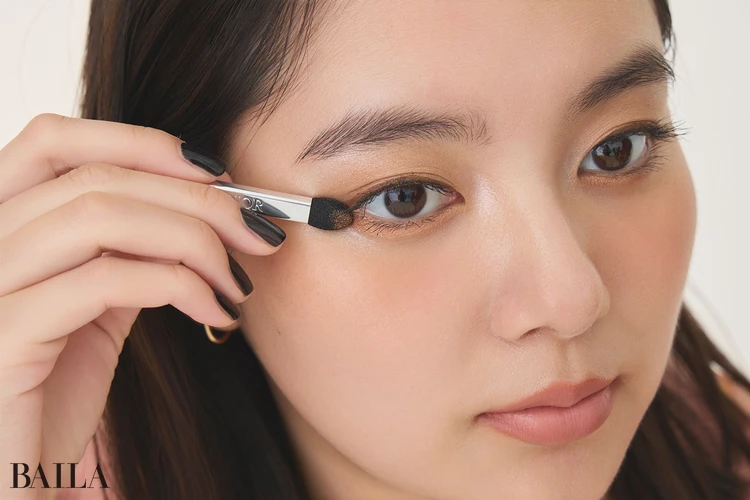 プロセス１　ベージュブラウン中心のアイメイクに