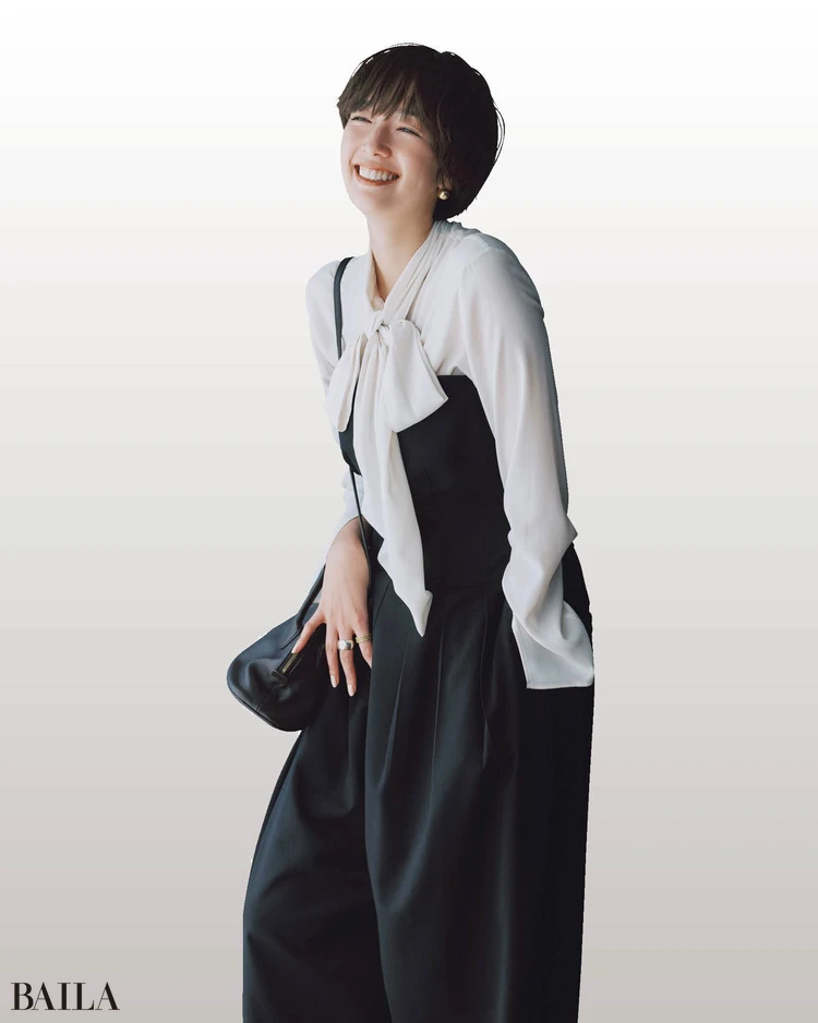 佐藤栞里　ボウタイブラウスコーデ