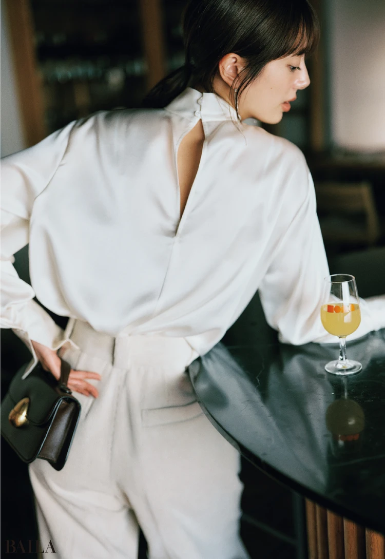 スマートな色気は「背中」に託す