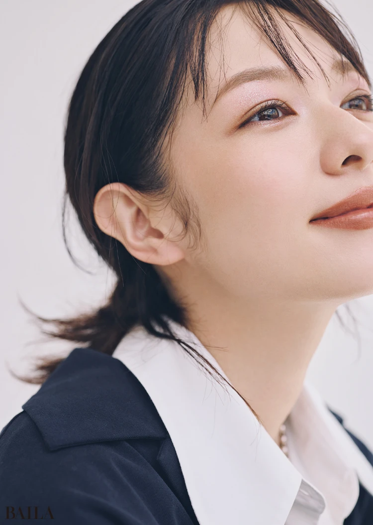 目もとは秋ラメ、頰はパールでデイリーメイクに多幸感
