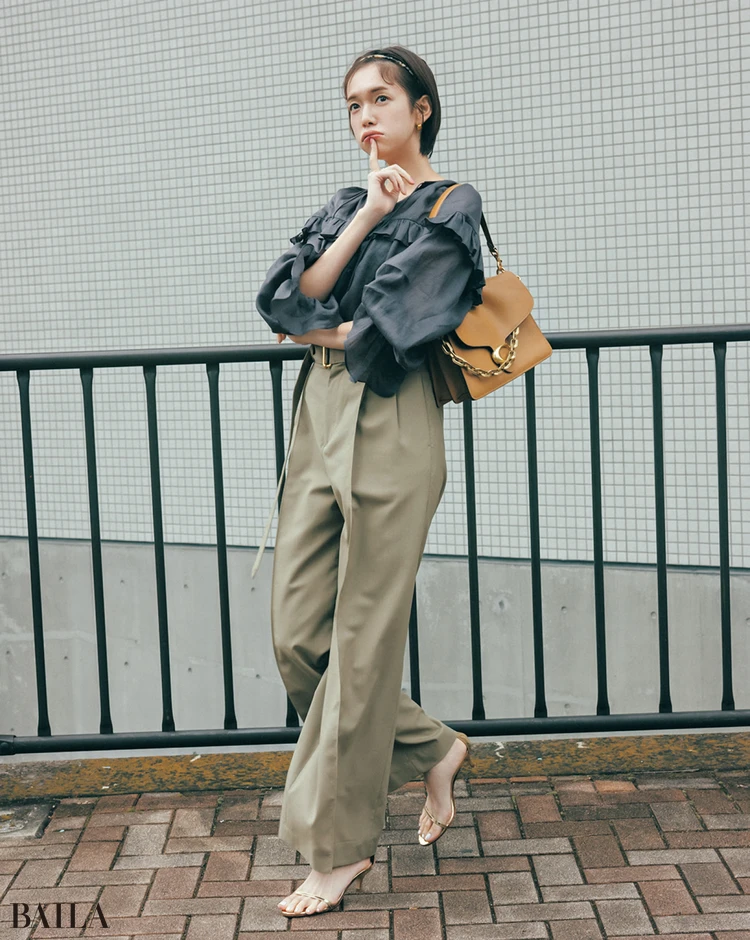 《Day3》私は業務に邁進するのみ。朝礼係の今朝は、大人の 可愛げが高まるブラウスで