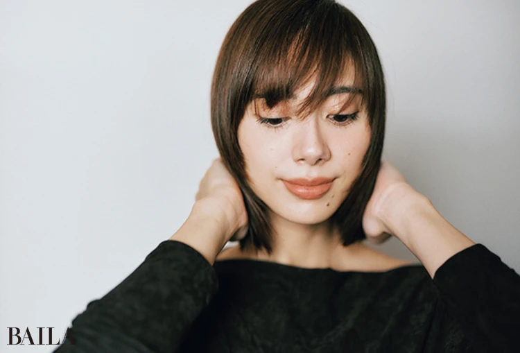 1.ベタつかない軽めのヘアオイルを髪表面になでつけるようにつける。中間毛から毛先にかけ頭の形に沿うように。