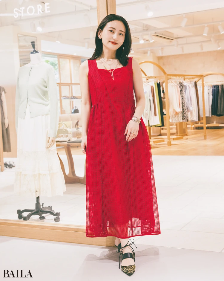 インパクト大の赤ワンピで 「新生コヒナ」のアップデート感を